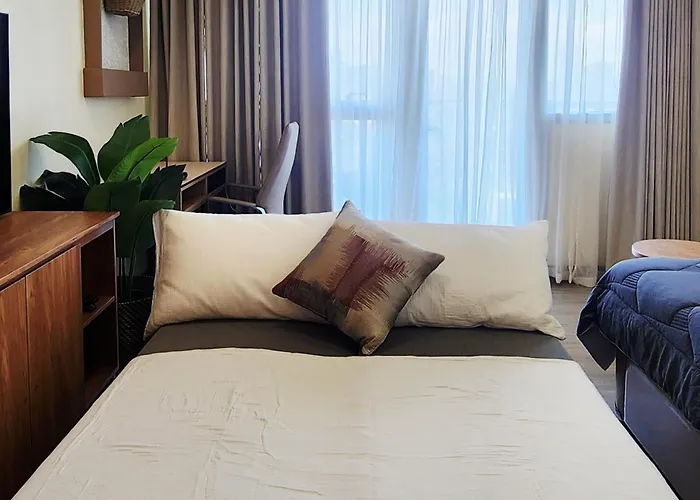 29c Bgc Cozy Steps Away From Major Malls With Free Parking And Gym With Fast Wi-fi Apartment *