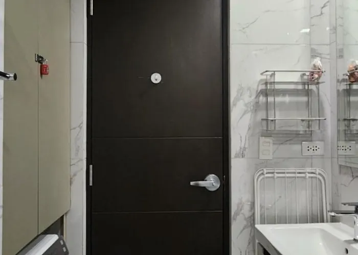 29c Bgc Cozy Steps Away From Major Malls With Free Parking And Gym With Fast Wi-fi * Manila