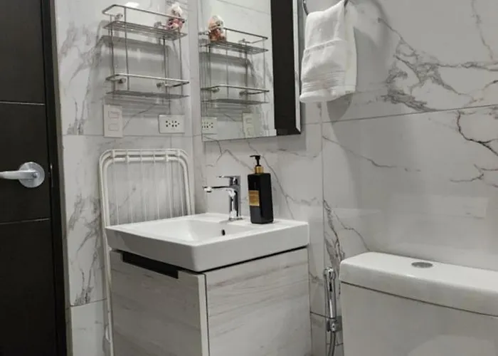 29c Bgc Cozy Steps Away From Major Malls With Free Parking And Gym With Fast Wi-fi