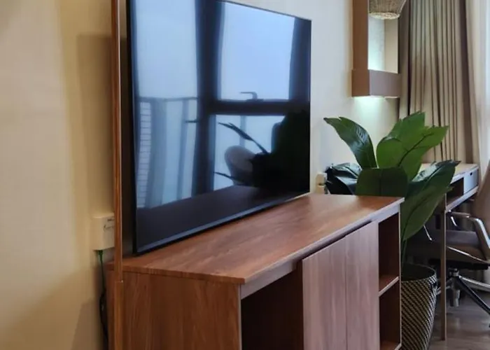 Apartment 29c Bgc Cozy Steps Away From Major Malls With Free Parking And Gym With Fast Wi-fi