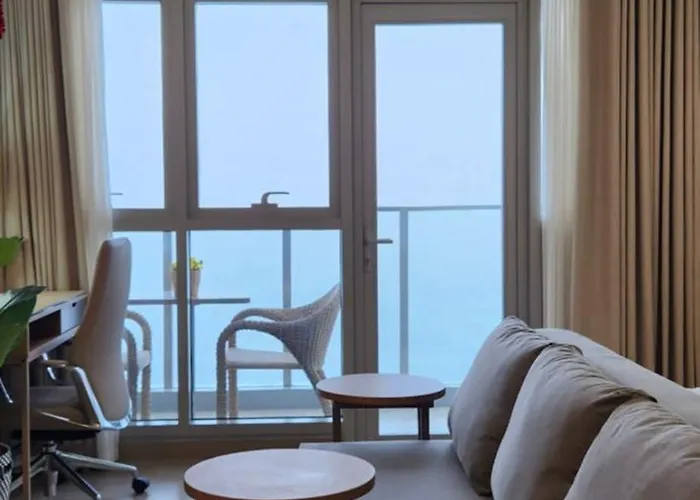 Apartment 29c Bgc Cozy Steps Away From Major Malls With Free Parking And Gym With Fast Wi-fi *