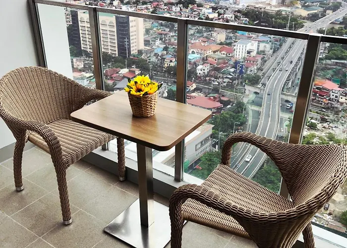 Apartment 29c Bgc Cozy Steps Away From Major Malls With Free Parking And Gym With Fast Wi-fi