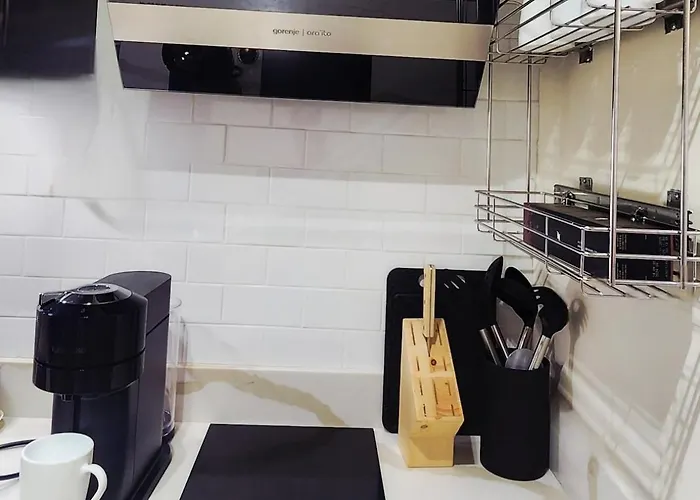 Apartment 29c Bgc Cozy Steps Away From Major Malls With Free Parking And Gym With Fast Wi-fi *